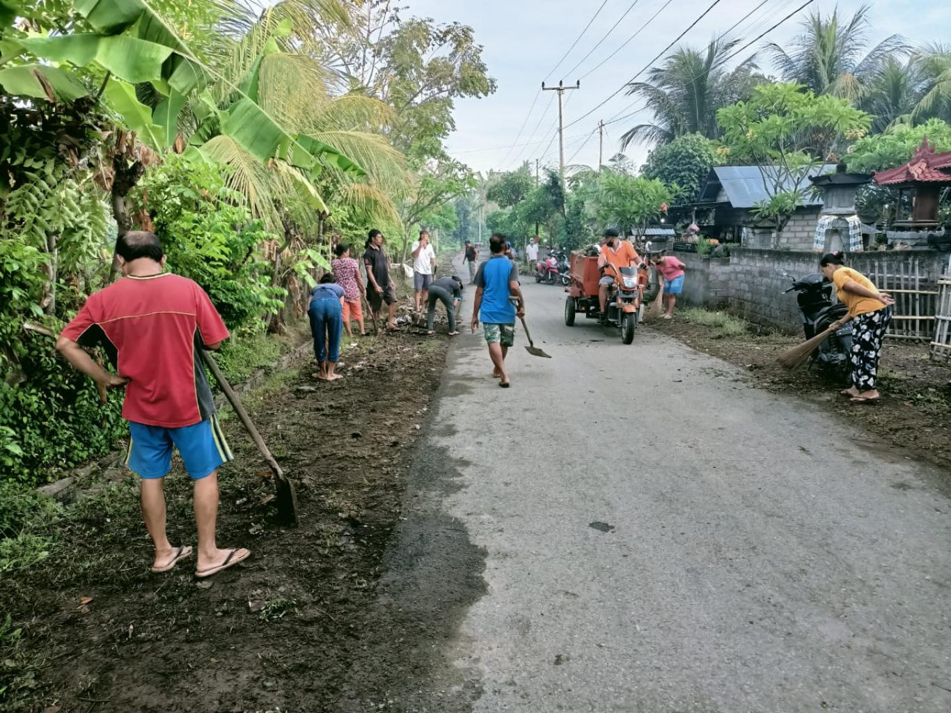 Gotong Royong Bersihkan Desa